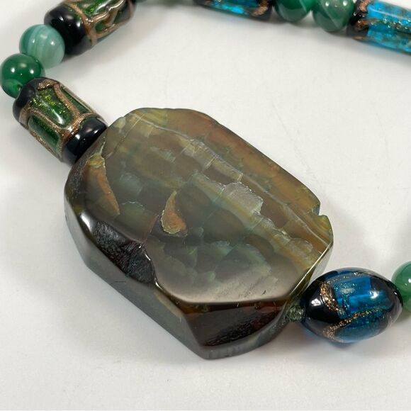 Stunning Unsigned Green Malachite Dyed Agate and Artisan Glass Beaded Necklace - Picture 6 of 10